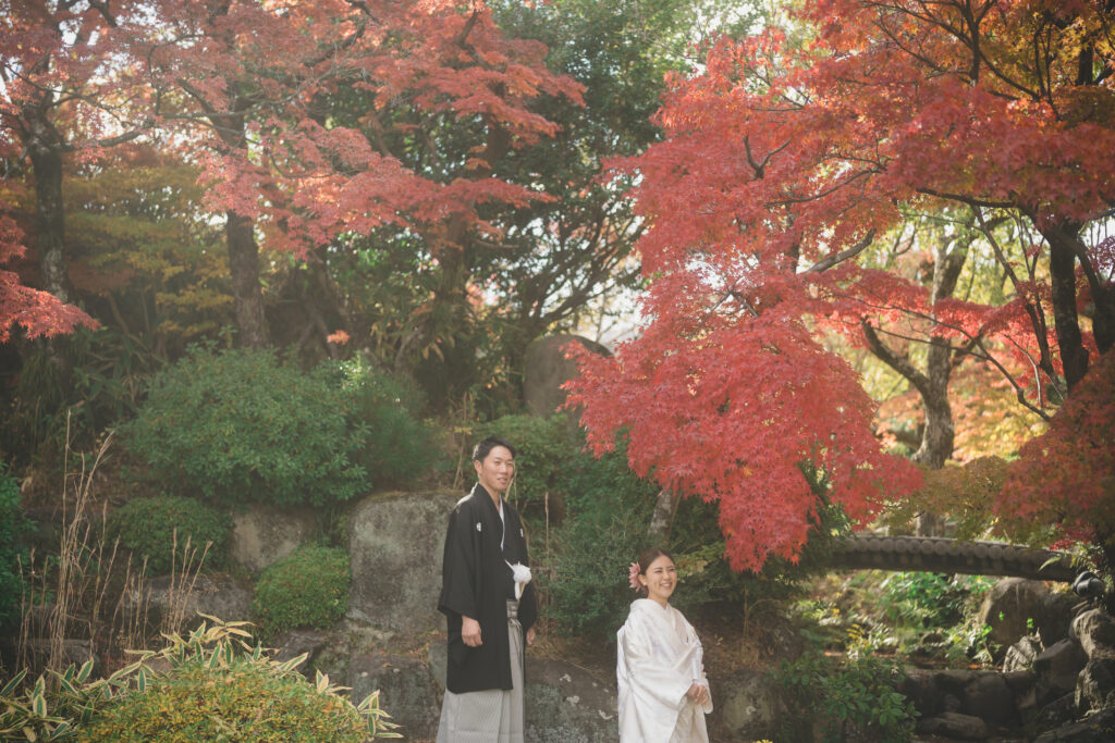 相楽園の紅葉と衣装の一枚
